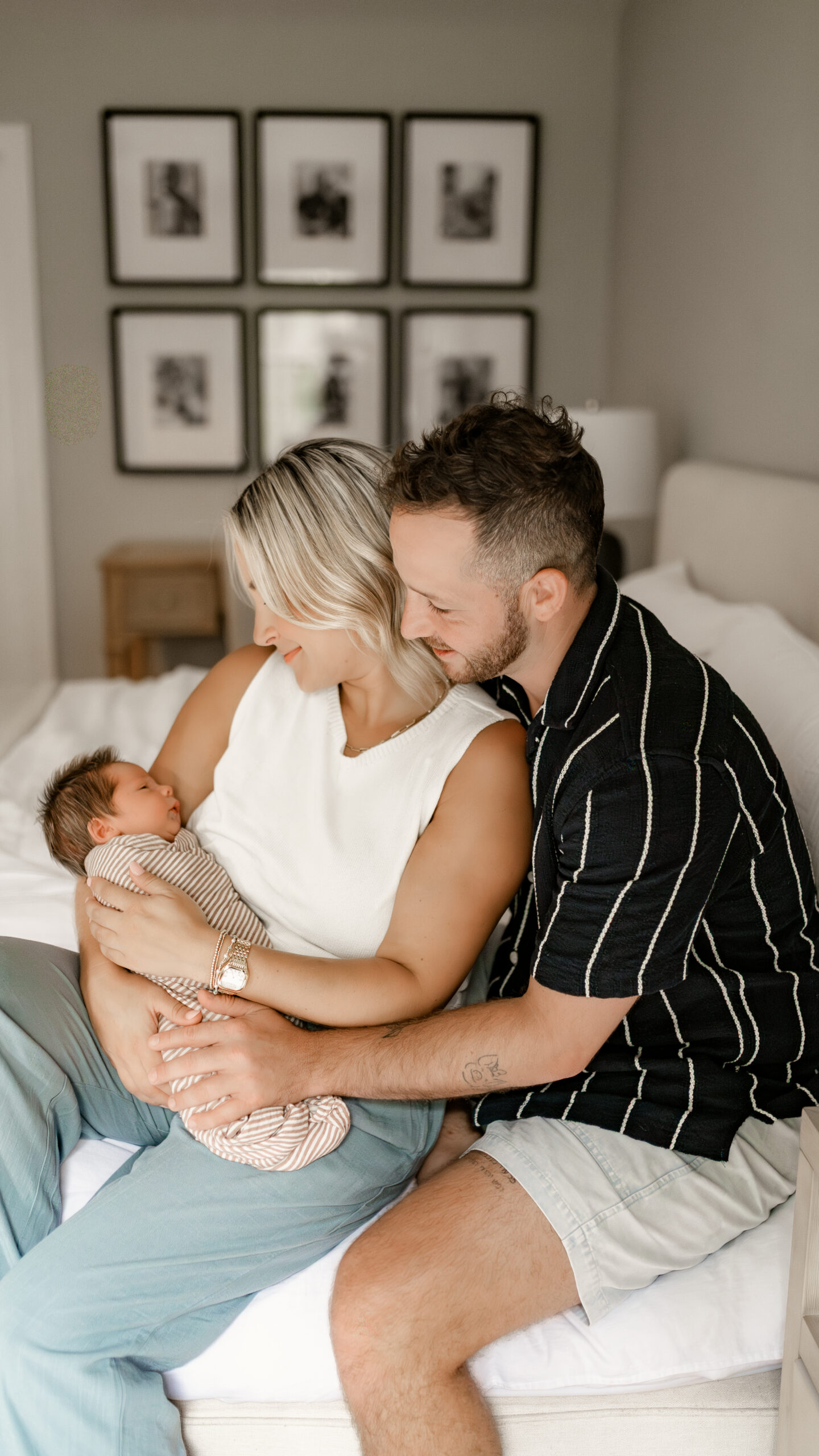 Parents snuggling their newborn baby during an in-home lifestyle session in Arnold, Maryland